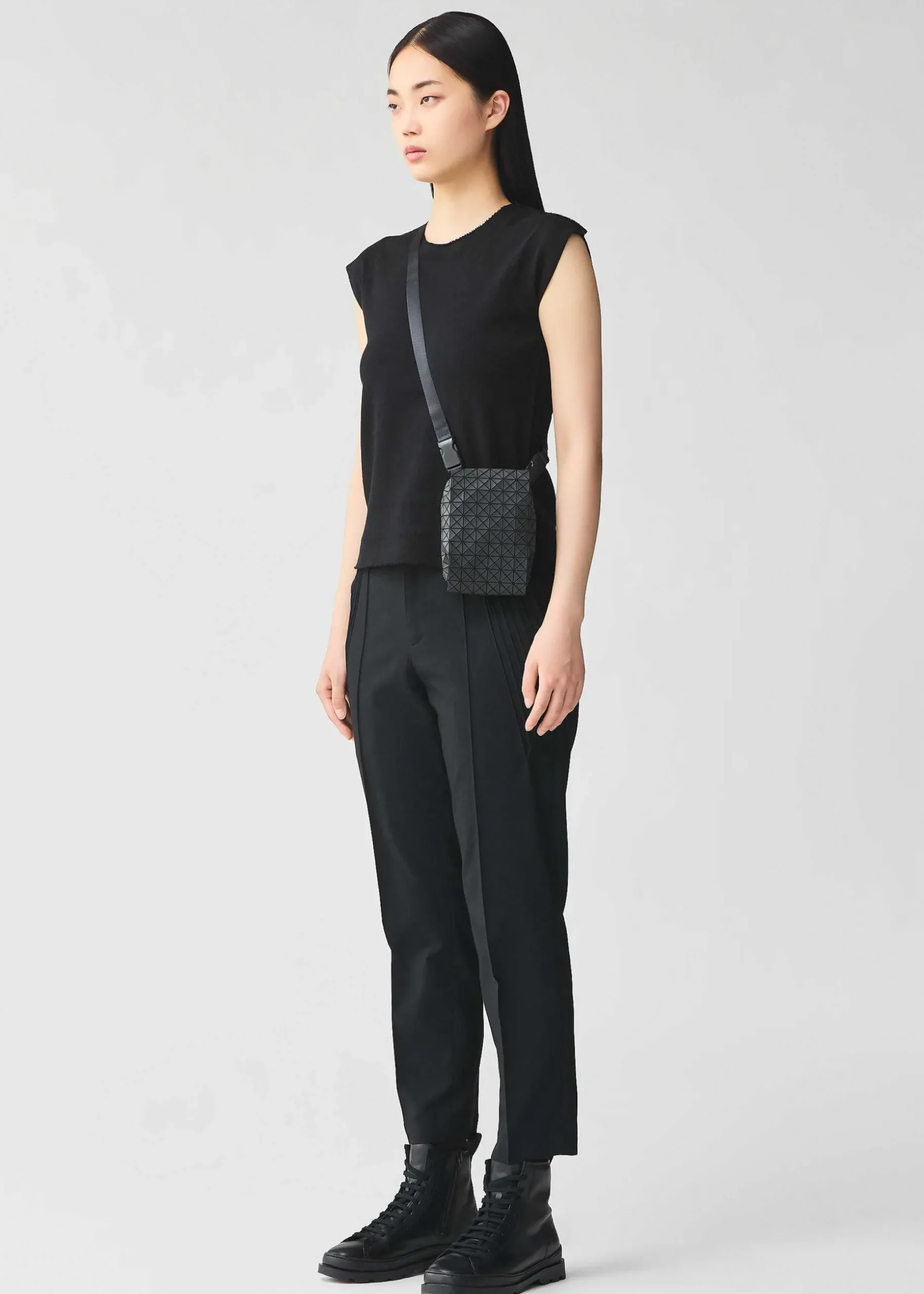 ISSEY MIYAKE Shoulder Bag|Beetle Matte Black