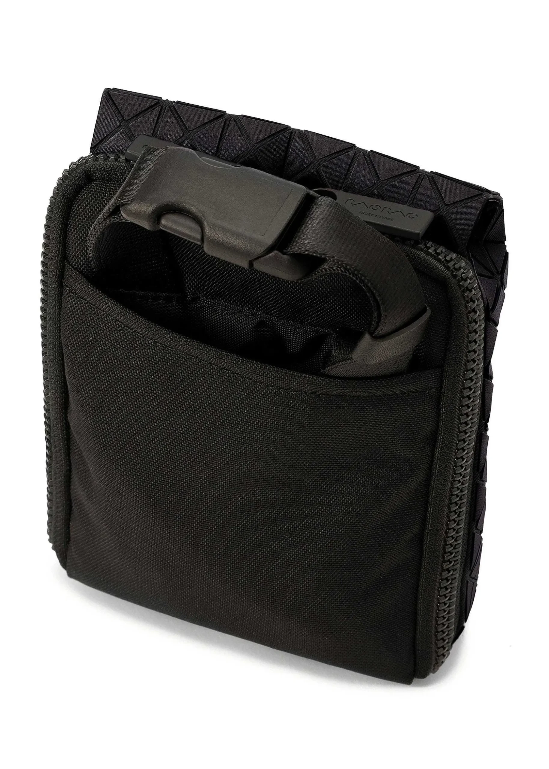 ISSEY MIYAKE Shoulder Bag|Beetle Matte Black