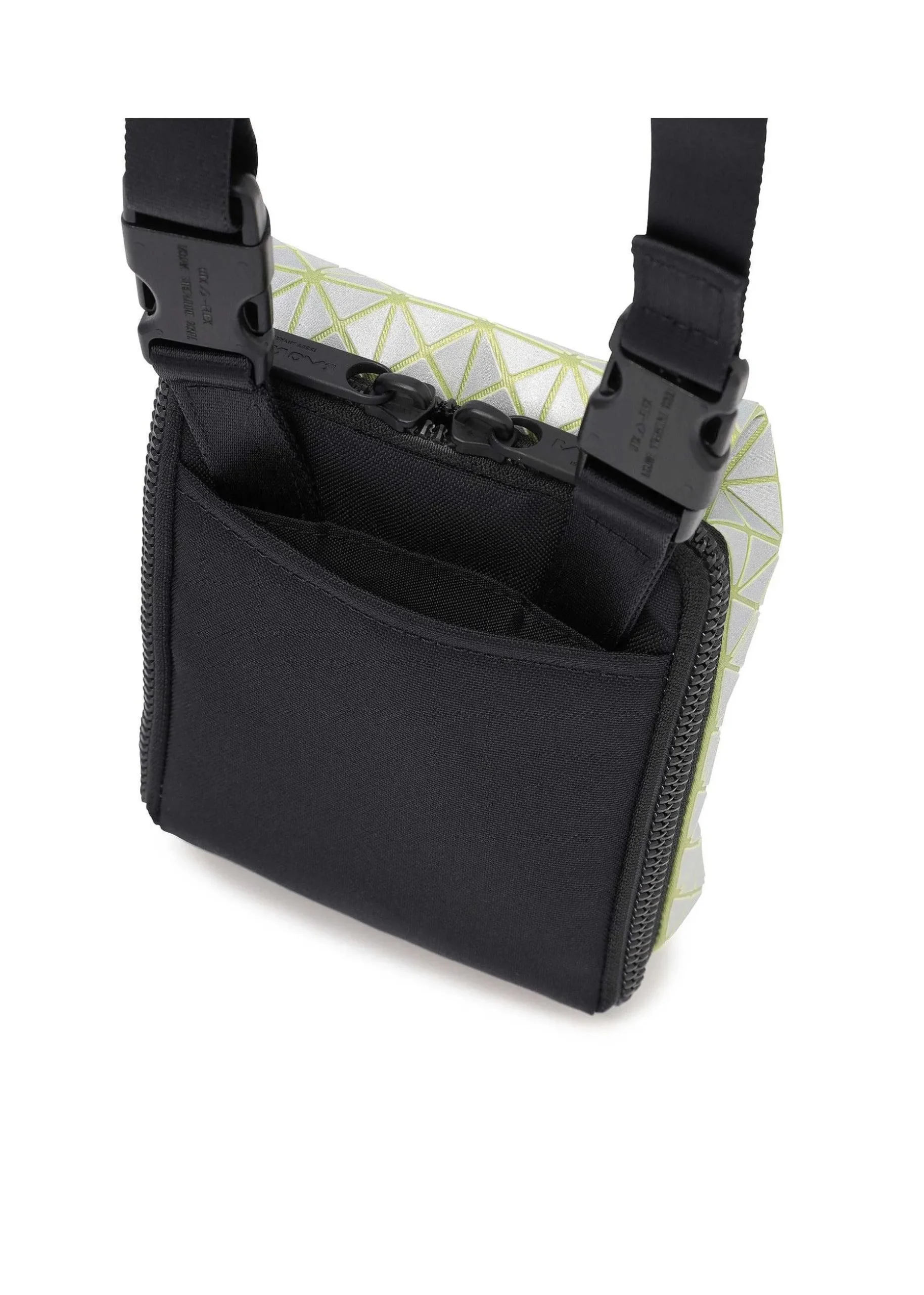 ISSEY MIYAKE Shoulder Bag|Beetle Reflector