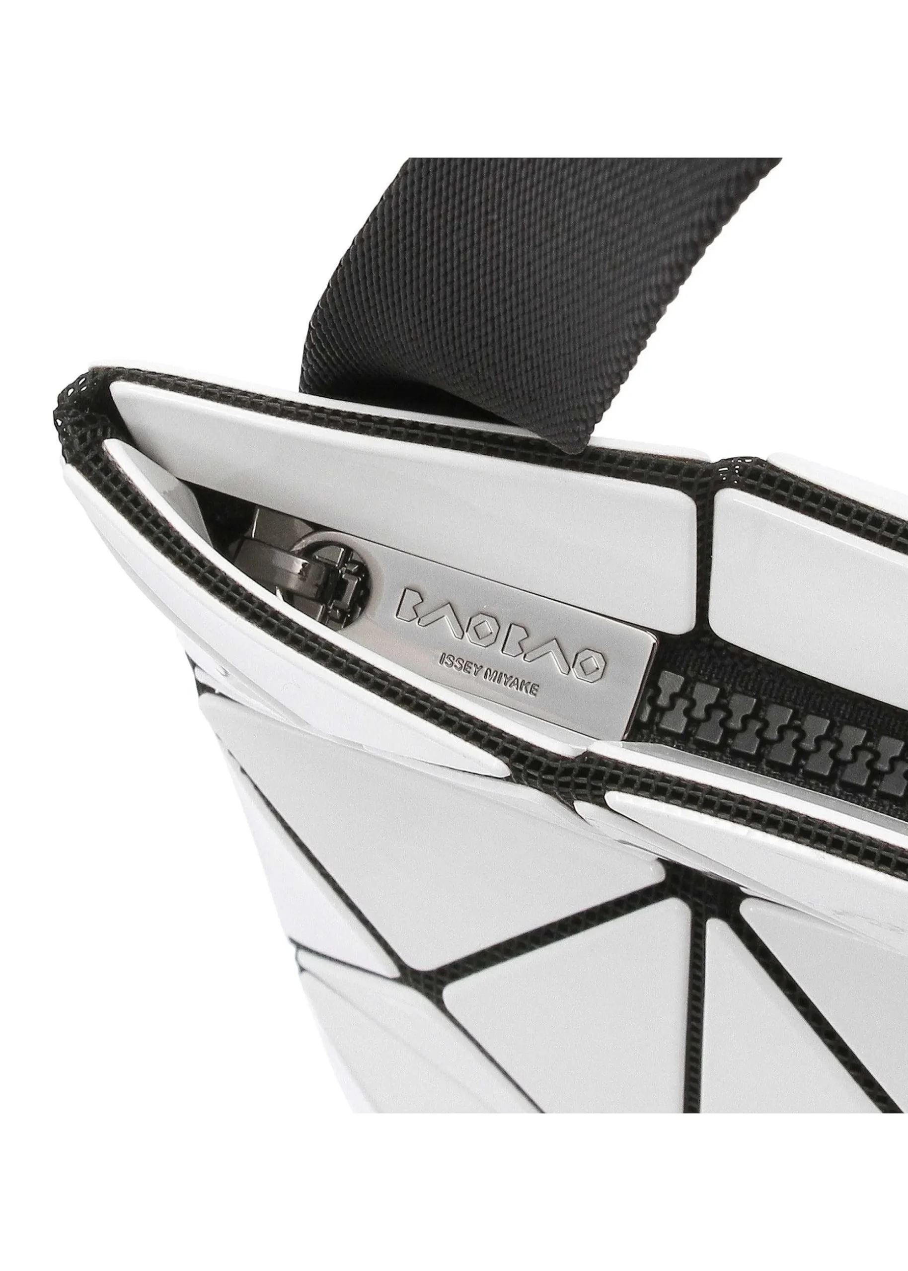 ISSEY MIYAKE Shoulder Bag|Lucent