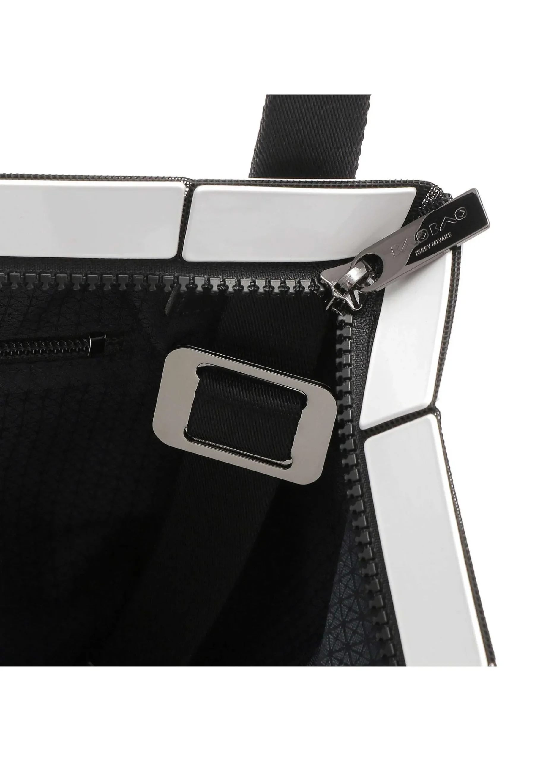 ISSEY MIYAKE Shoulder Bag|Lucent