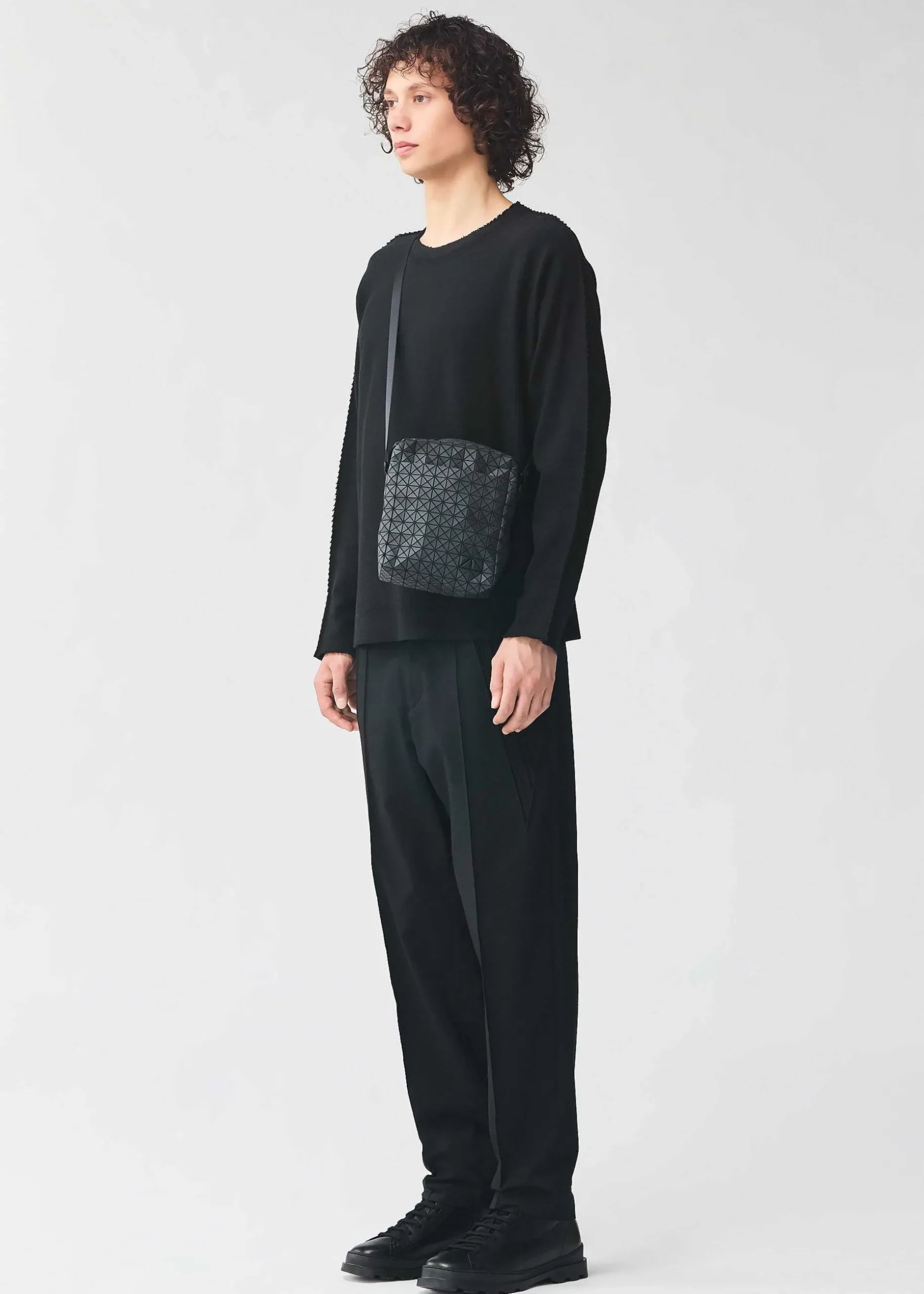 ISSEY MIYAKE Shoulder Bag|Voyager Matte Black